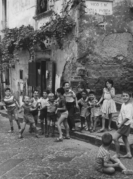 Napoli: Bimbi, scene di vita varie. Napoli - Vicoli - Vico S. M. della Purità - Ritratto di gruppo - Bambini