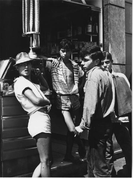 Napoli: Bimbi, scene di vita varie. Napoli - Vicoli - Ritratto di gruppo - Ragazzi davanti a un bar gelateria