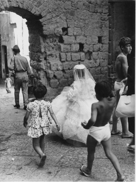 Napoli: Bimbi, scene di vita varie. Napoli - Vicoli - Bambina con abito bianco e velo: cresima - Bambini