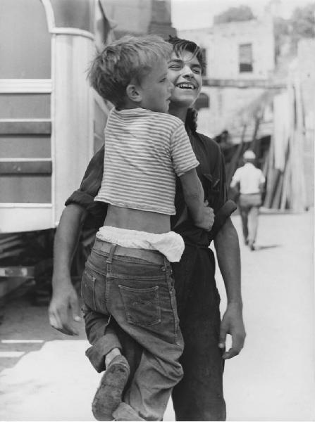 Napoli: Bimbi, scene di vita varie. Napoli - Strada - Ritratto maschile - Bambino in braccio a ragazzino