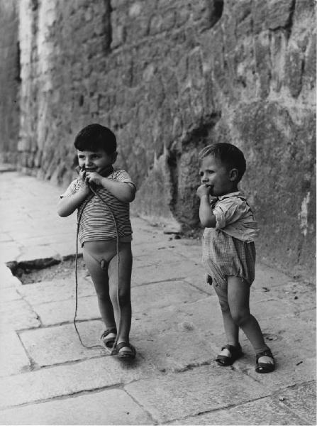 Napoli: Bimbi, scene di vita varie. Napoli - Vicoli - Ritratto infantile - Bambino con corda e bambino con dito in bocca