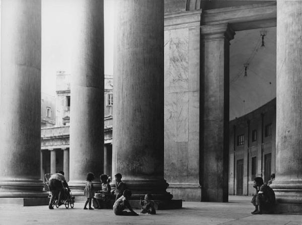 Napoli: Bimbi, scene di vita varie. Napoli - Piazza del Plebiscito - Porticato, colonne - Bambini