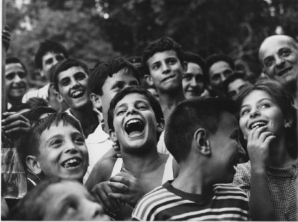 Napoli: Bimbi, scene di vita varie. Napoli - Ritratto di gruppo - Bambini a bocca aperta - Sorrisi