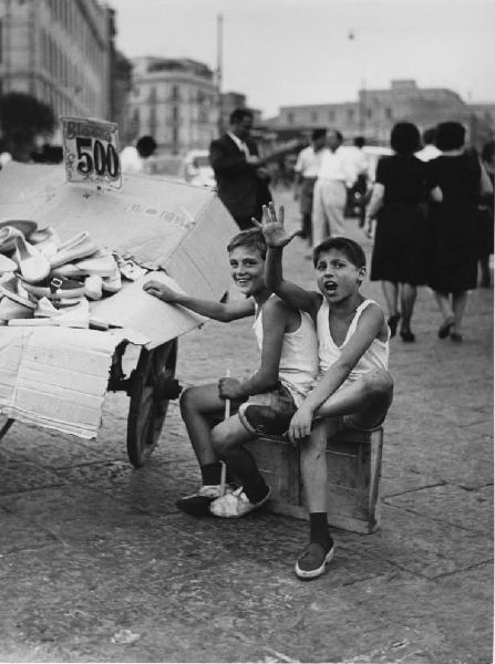Napoli: Seconda scelta. Napoli - Strada - Ritratto infantile - Bambini venditori di scarpe