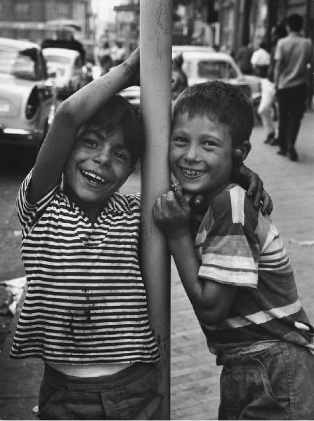 Napoli: Seconda scelta. Napoli - Vicoli - Ritratto infantile - Bambini a un palo - Abbraccio, sorrisi