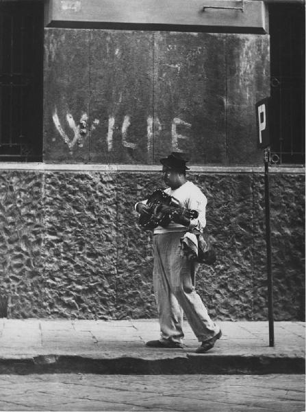 Napoli: Seconda scelta. Napoli - Strada - Ritratto maschile - Uomo con chitarra - Scritta sul muro: w il re