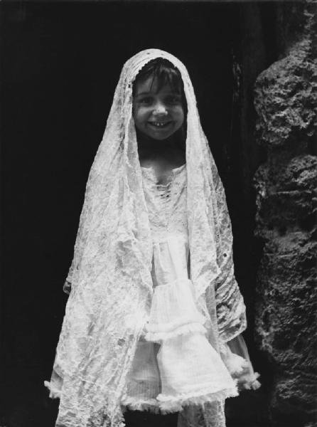 Napoli: Seconda scelta. Napoli - Ritratto infantile - Comunione - Bambina con vestito e velo in testa: pizzo