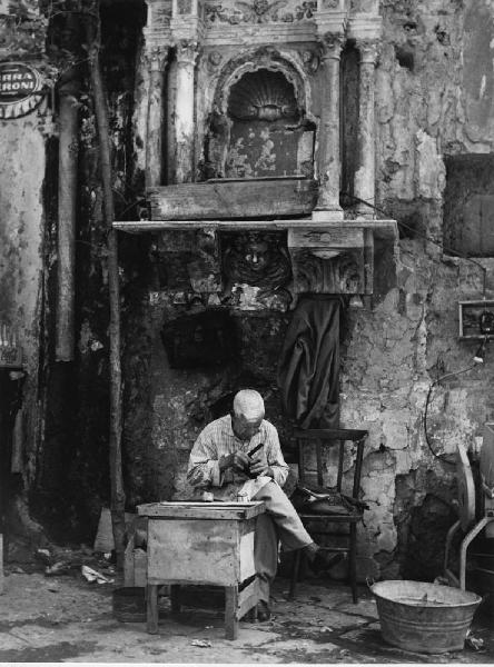 Napoli: Seconda scelta. Napoli - Vicoli - Ritratto maschile - Anziano seduto al suo banchetto