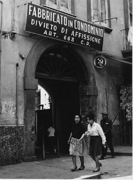 Napoli: Seconda scelta. Napoli - Strada - Palazzo sede del partito comunista: ingresso, insegne - Donne