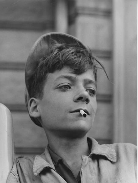 Napoli: Bimbi, volti. Napoli - Esterno - Ritratto infantile - Bambino con cappellino e sigaretta