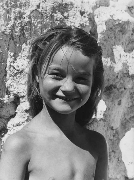Napoli: Bimbi, volti. Napoli - Esterno - Ritratto infantile - Bambina torso nudo - Sorriso