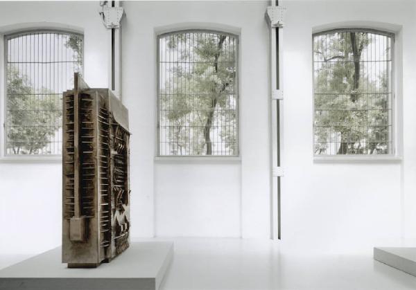 Cultura e arte. Milano - Fondazione Arnaldo Pomodoro, sala espositiva, interno - Scultura di Arnaldo Pomodoro