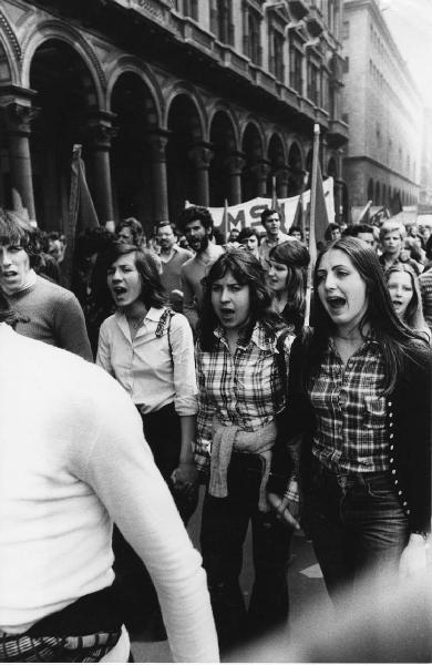 Mostra '68. Milano - Sciopero generale - Manifestazione - Corteo - Gruppo di ragazzi - Canto