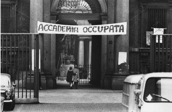 Mostra '68. Milano - Accademia di Brera occupata - Ingresso - Striscione: occupazione - Coppia