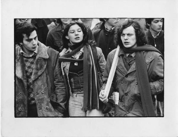 Mostra '68. Milano, Piazza Santo Stefano - Manifestazione studentesca - Corteo di studenti, ragazzi e ragazza