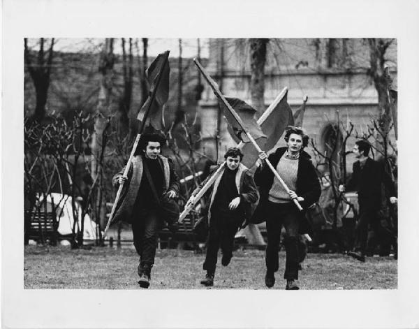 Mostra '68. Milano, Piazzale Accursio - Manifestazione studentesca - Gruppo di studenti, ragazzi con bandiere