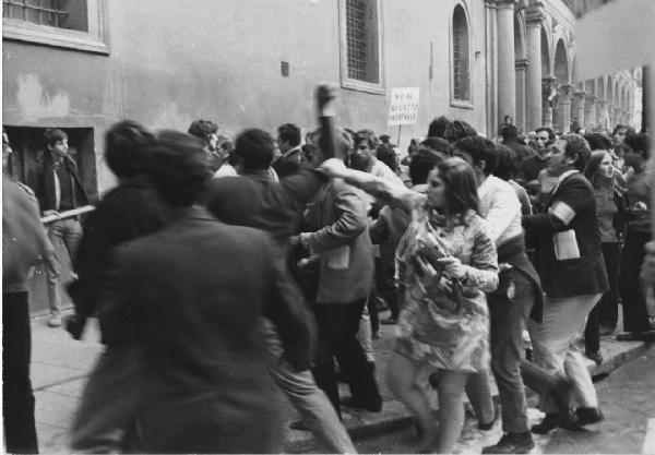 Mostra '68. Milano - Università Statale - Manifestazione studentesca - Gruppo di studenti, ragazzi - Cartelli di protesta