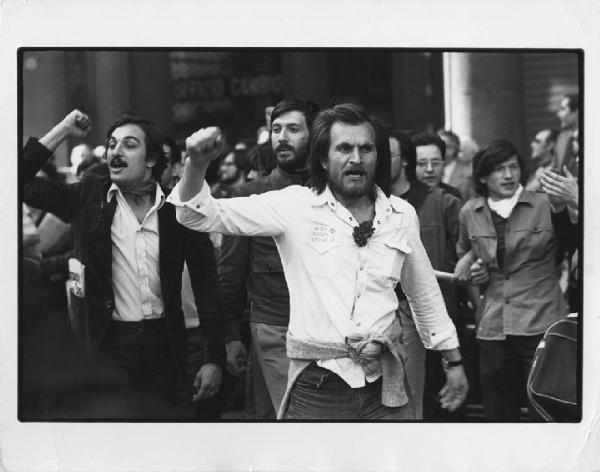 Mostra '68. Milano - Manifestazione per il 25 Aprile, anniversario, festa della liberazione - Gruppo di ragazzi in corteo - Canto