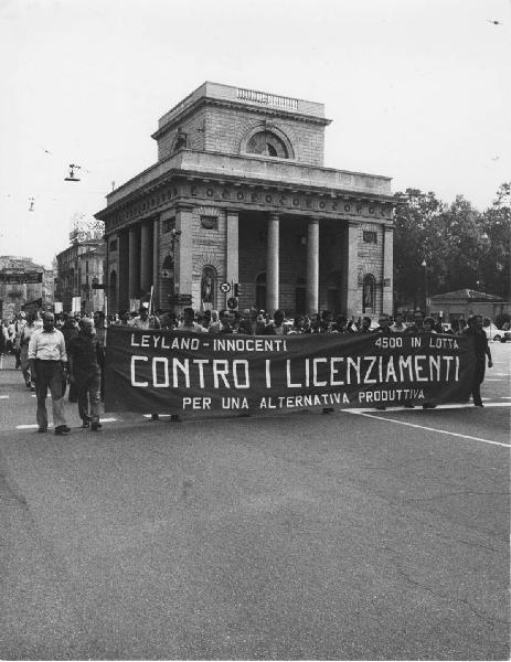 Manifestazioni contro i licenziamenti Innocenti. Milano - Porta Venezia - Manifestazione operaia, sciopero - Corteo di operai, Leyland Innocenti, uomini - Striscioni di protesta