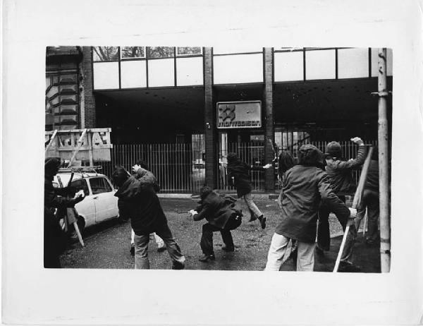 Scioperi manifestazioni operai. Milano - Sede Montedison - Manifestazione operaia - Gruppo di manifestanti violenti - Lancio di pietre