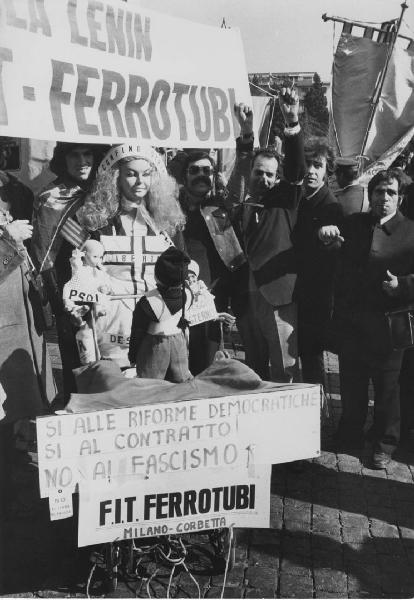 Scioperi manifestazioni operai. Milano - Strada - Manifestazione operaia, F.I.T. Ferrotubi Corbetta, sciopero - Presidio - Gruppo di lavoratori - Cartelli e striscioni di protesta