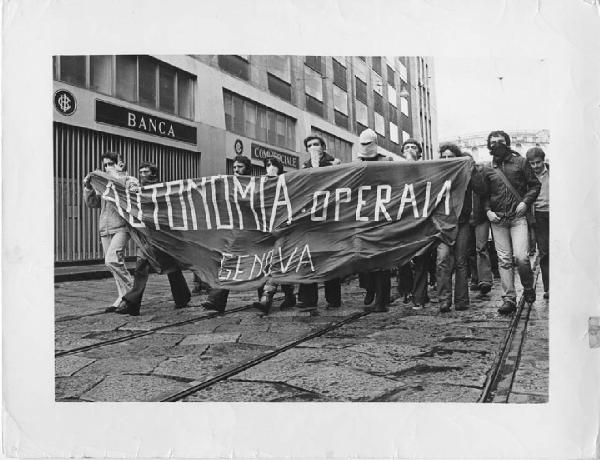 Manifestazioni Autonomia Operaia. Milano - Strada - Manifestazione Primo Maggio - Corteo di manifestanti Autonomia Operaia - Striscione