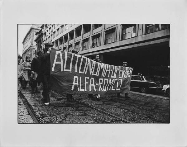 Manifestazioni Autonomia Operaia. Milano - Strada - Manifestazione Autonomia Operaia - Corteo di operai Alfa Romeo - Striscione