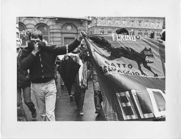 Manifestazioni Autonomia Operaia. Milano - Strada - Manifestazione Primo Maggio - Corteo di manifestanti Autonomia Operaia - Striscione giornale Gatto servaggio