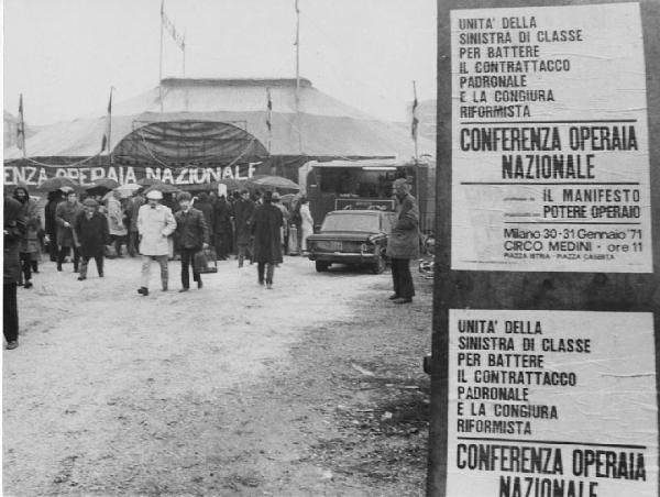 Potere Operaio, Lotta Continua, Pantere Bianche. Milano - Circo Medini, esterno - Conferenza Operaia Nazionale - Gruppo di militanti - Manifesti