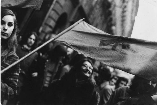 Potere Operaio, Lotta Continua, Pantere Bianche. Milano - Strada - Manifestazione Autonomia Operaia - Corteo di militanti, ragazzi - Bandiere