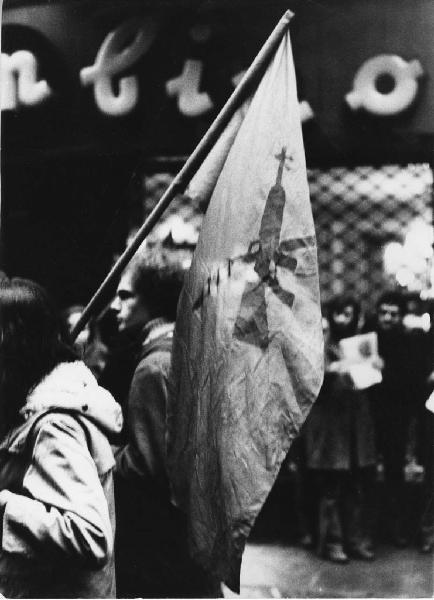 Potere Operaio, Lotta Continua, Pantere Bianche. Milano - Strada - Manifestazione Autonomia Operaia - Corteo di militanti, ragazzi - Bandiere