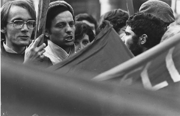 Potere Operaio, Lotta Continua, Pantere Bianche. Milano - Strada - Manifestazione - Ritratto di gruppo - Ragazzi di Lotta Continua, Franco Bolis