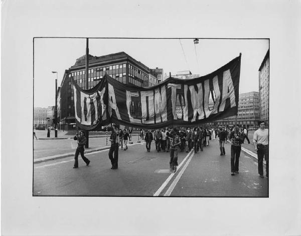 Potere Operaio, Lotta Continua, Pantere Bianche. Milano - Strada - Manifestazione Lotta Continua - Corteo di manifestanti - Striscione