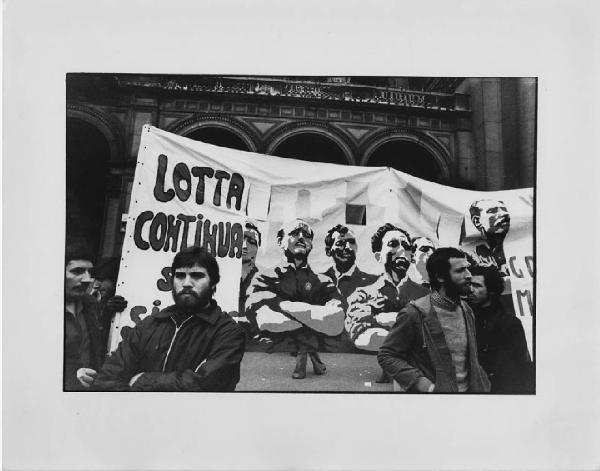 Potere Operaio, Lotta Continua, Pantere Bianche. Milano - Piazza del Duomo - Manifestazione Lotta Continua - Manifestanti, ragazzi davanti a striscione