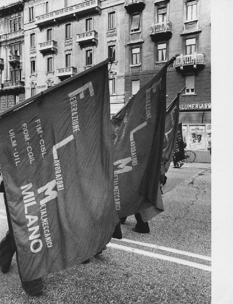 Italia: manifestazioni operaie. Milano - Strada - Manifestazione operaia - Corteo di lavoratori metalmeccanici - Bandiere sindacati
