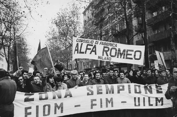 Italia: manifestazioni operaie. Milano - Sciopero degli operai dell'Alfa Romeo - Manifestazione operaia - Corteo dei lavoratori - Cartelli e Striscioni sindacali