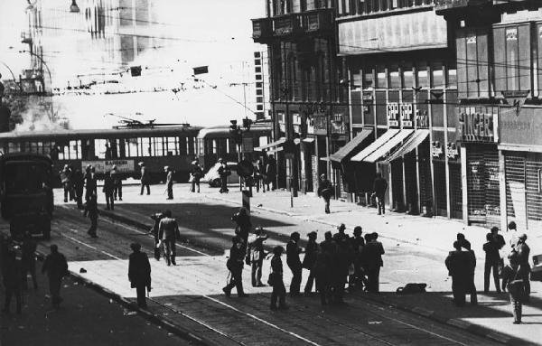 Zibecchi caso. Milano - Corso XXII Marzo - Gruppo di manifestanti e polizia - Tram - Scontri sullo sfondo