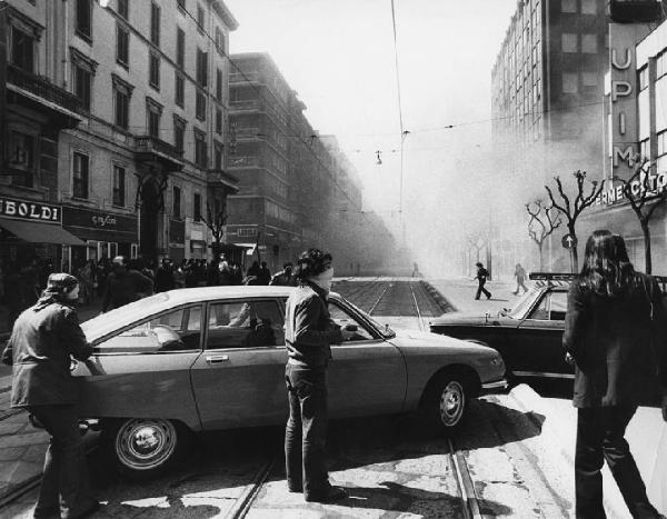 Zibecchi caso. Milano - Strada - Scontro violento - Barricata con automobili - Gruppo di giovani manifestanti con pietre