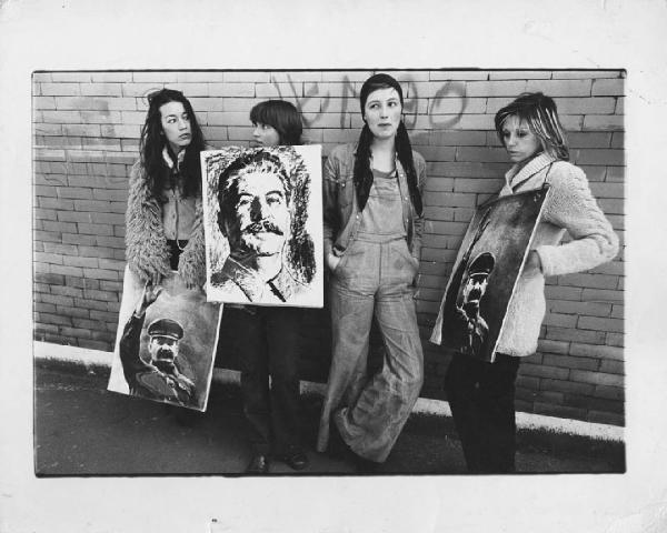 Manifestazioni anni '70. Milano - Movimento Studentesco - Ritratto di gruppo: ragazze con ritratti di Stalin