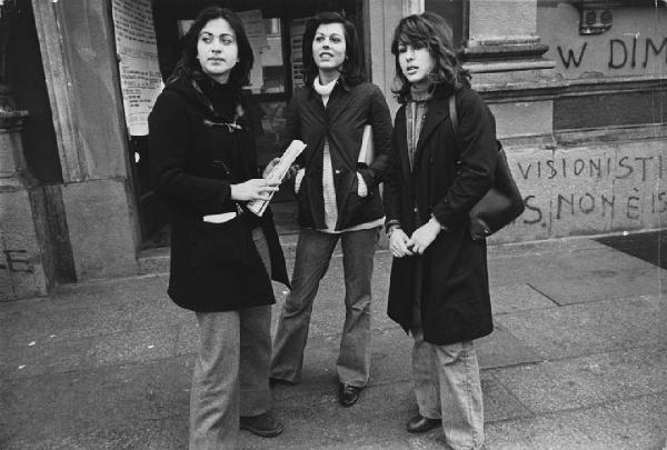 Manifestazioni anni '70. Milano - Università degli Studi di Milano - Ritratto di gruppo: studentesse, ragazze davanti all'ingresso dell'università