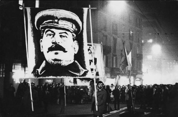 Milano, piazza Santo Stefano - Manifestazione del Movimento studentesco - Corteo della sinistra Extra parlamentare - Striscione con il volto di Stalin