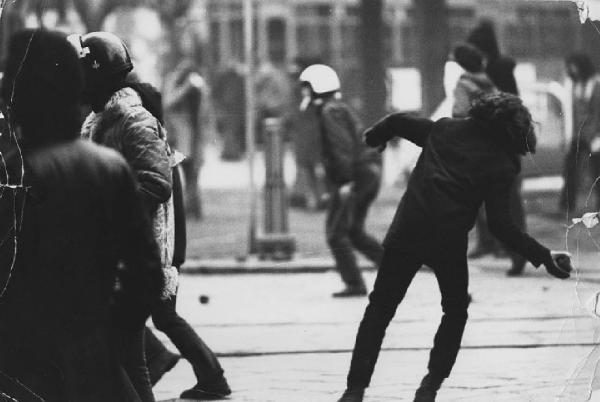 Milano - Manifestazione della sinistra extraparlamentare - Scontri tra manifestanti e polizia - Lancio di Sampietrini - Ragazzi con caschi