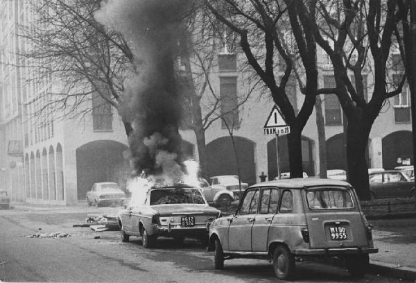 Manifestazioni Italia anni '70. Milano, via Legnano - Scontri tra polizia e manifestanti della sinistra extraparlamentare - Automobili parcheggiat in fiamme, incendio