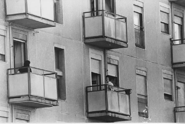 Milano - Quartiere Sant'Ambrogio - Edilizia popolare - Donne sul balcone