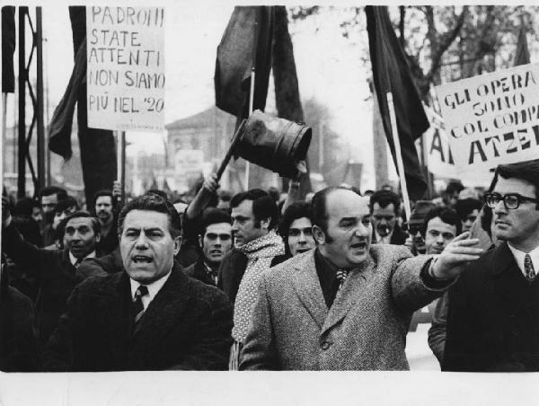 Italia: manifestazioni. Milano - Strada - Manifestazione operaia, sciopero - Corteo di operai Alfa Romeo - Striscioni di protesta