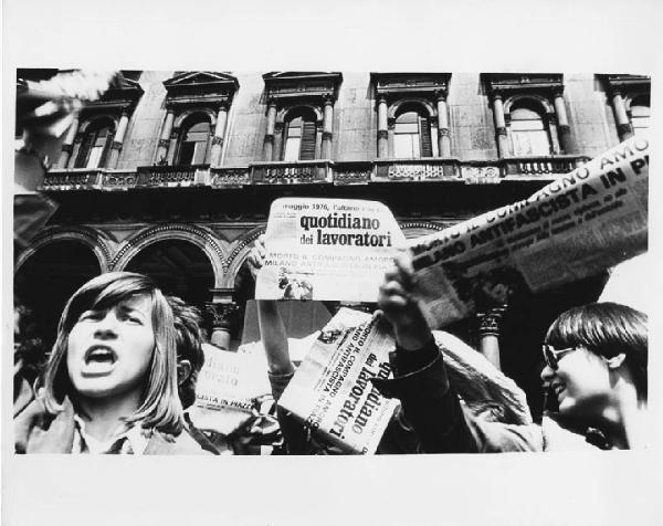 Italia: manifestazioni. Milano - Piazza del Duomo - Manifestazione Primo Maggio - Gruppo di manifestanti con il "quotidiano dei lavoratori" - Morte di Gaetano Amoroso