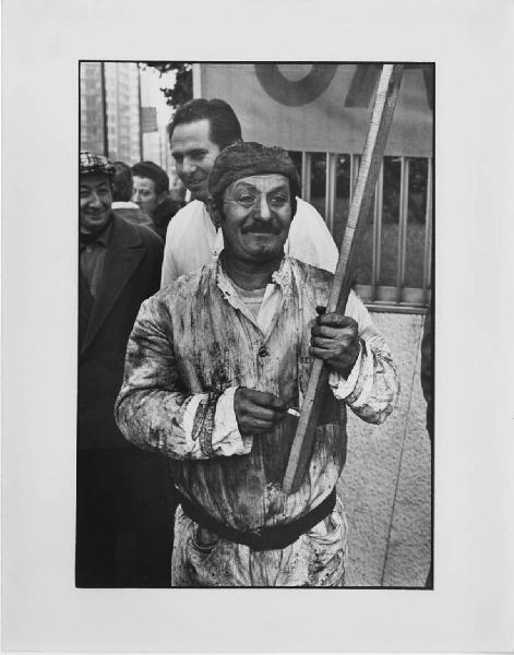 Italia: manifestazioni. Milano - Piazza Duca d'Aosta - Manifestazione operaia davanti al grattacielo Pirelli - Gruppo di manifestanti, operai Pirelli Bicocca - Ritratto maschile - Operaio con tuta da lavoro