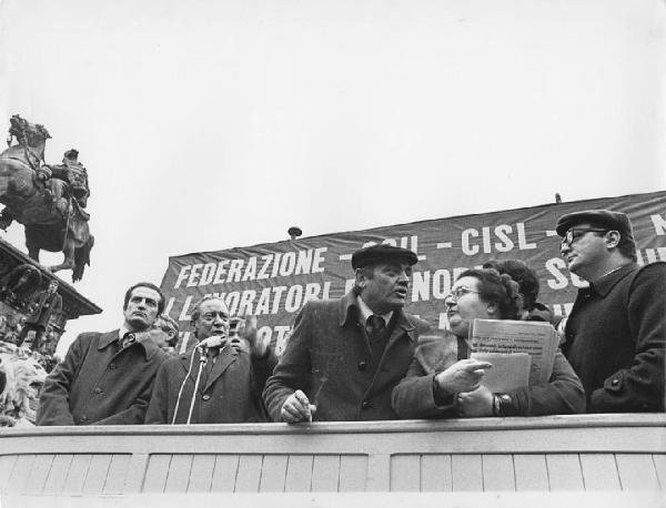 Italia: manifestazioni. Milano - Piazza del Duomo - Monumento a Vittorio Emanuele II - Sciopero Generale, comizio - Bruno Storti sul palco, sindacati