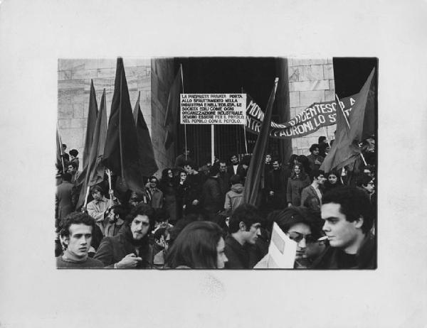 Manifestazioni studentesche. Milano - Palazzo di Giustizia - Manifestazione studentesca per la liberazione degli anarchici - Gruppo di manifestanti, ragazzi - Bandiere, cartello e striscione di protesta
