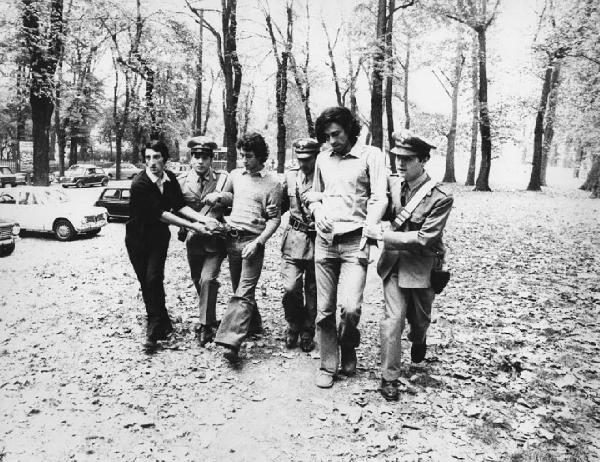 Manifestazioni studentesche. Milano - Triennale di Milano, parco - Arresto contestatori, ragazzi - Militari